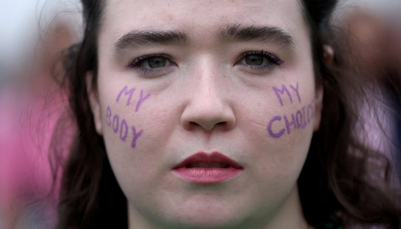 Una manifestante a favor del aborto en Washington el 14 de mayo. (CNS/Leah Millis, Reuters)