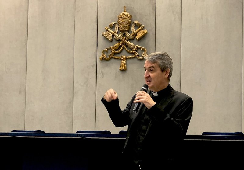 El padre oblato Andrew Small, secretario de la Comisión Pontificia para la Protección de Menores, habla con periodistas en la oficina de prensa del Vaticano el 28 de octubre de 2022 sobre la reunión de otoño de la comisión. (Foto CNS/Cindy Wooden)