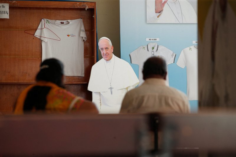 Los fieles se sientan frente a un recorte del Papa Francisco en la Iglesia Católica del Sagrado Corazón en Manama, Bahrein, el 1 de noviembre de 2022. La iglesia es uno de los lugares que el Papa visitará durante su viaje a Bahrein del 3 al 6 de noviembre. (CNS /Hamad I. Mohammed, Reuters)