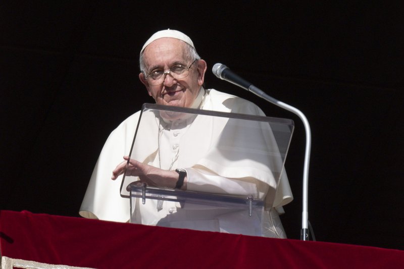 El papa Francisco dirige el Ángelus desde una ventana del Palacio Apostólico en el Vaticano el 1 de noviembre de 2022, la solemnidad de Todos los Santos. (Foto CNS/Vatican Media)