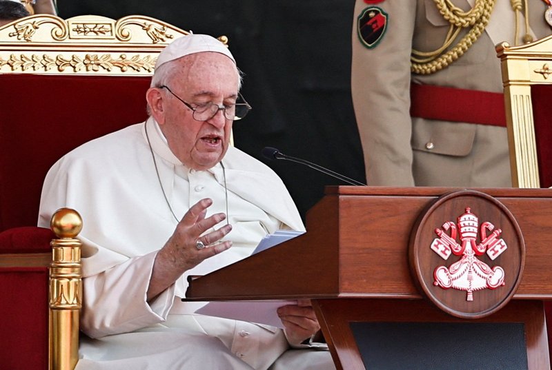 El Papa Francisco habla durante el Foro de Bahrein para el Diálogo: Oriente y Occidente para la Coexistencia Humana, el 4 de noviembre de 2022, en la Plaza Al-Fida' en el Palacio Sakhir en Awali, Bahrein. (CNS /Hamad I Mohammed, Reuters)