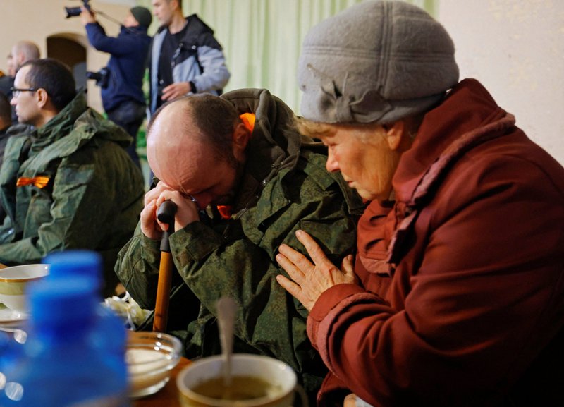 Un militar de la región ucraniana de Donetsk, controlada por Rusia, sentado con su madre en Amvrosiivka, Ucrania, el 6 de noviembre de 2022, tras su liberación en un reciente intercambio de prisioneros. Aleksandr Avdeyev, embajador ruso ante la Santa Sede, confirmó que el Papa Francisco ayudó a facilitar los recientes intercambios de prisioneros con Ucrania y dijo que el Vaticano está dispuesto a actuar como mediador entre Ucrania y Rusia. (CNS /Alexander Ermochenko, Reuters)