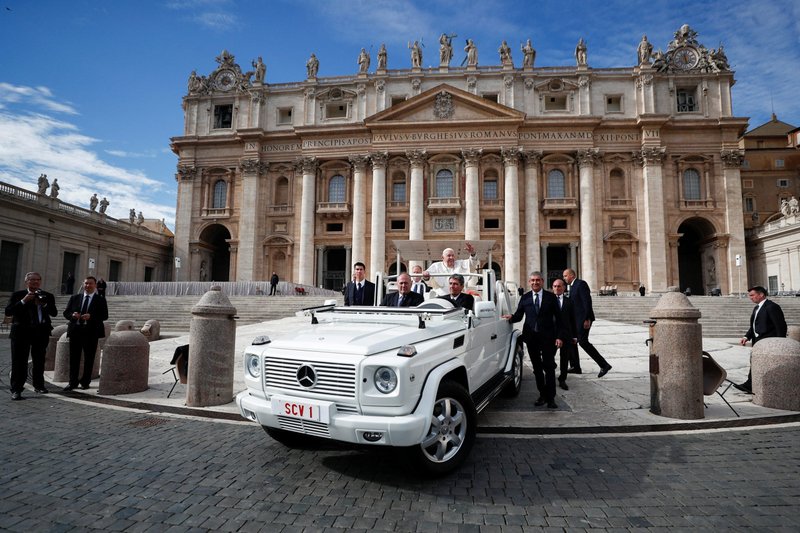 El papa Francisco saluda a la multitud al llegar a su audiencia general en la Plaza de San Pedro en el Vaticano el 9 de noviembre de 2022. (Foto CNS/Guglielmo Mangiapane, Reuters)