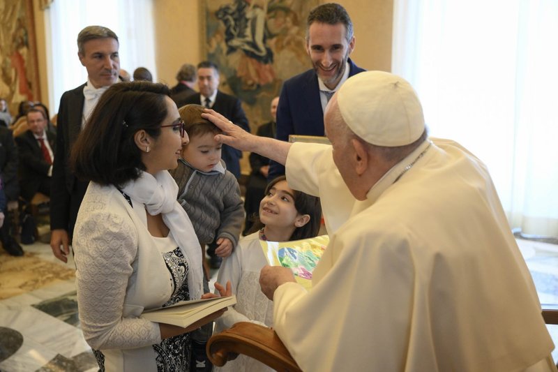 El Papa Francisco bendice a un niño durante una audiencia con miembros de la Unión Mundial de Profesores Católicos en el Vaticano el 12 de noviembre de 2022. (CNS/Vatican Media)