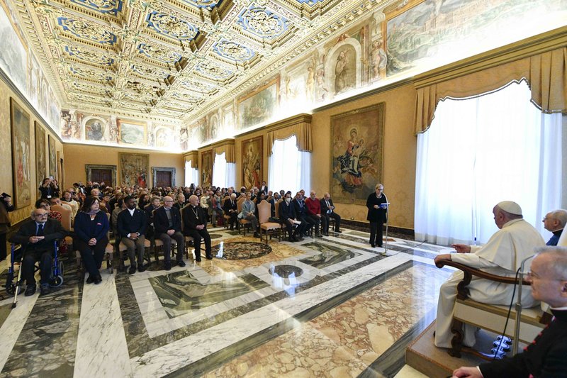 El papa Francisco escucha a Ivana Borsotto, presidenta de FOCSIV, una federación de organizaciones voluntarias católicas en su mayoría con sede en Italia que trabajan a nivel internacional, durante una audiencia en el Salón del Consistorio del Palacio Apostólico en el Vaticano el 14 de noviembre de 2022. (Foto CNS/Vatican Media)