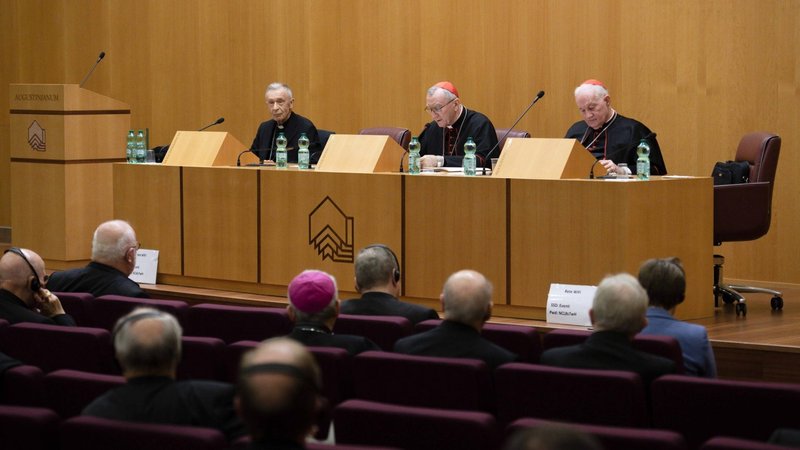 Funcionarios de la Curia: el cardenal Luis Ladaria, prefecto del Dicasterio para la Doctrina de la Fe; el cardenal Pietro Parolin, secretario de Estado del Vaticano; y el cardenal Marc Ouellet, prefecto del Dicasterio para los Obispos, se reunieron el 18 de noviembre de 2022 con los obispos de Alemania que realizaban sus visitas "ad limina" al Vaticano. Otros jefes de dicasterios del Vaticano también asistieron a la reunión frente al Vaticano en el Instituto Augustinianum de Estudios Patrísticos. (CNS photo/Vatican Media)