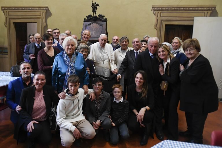 El Papa Francisco posa para una foto de grupo con sus primos y sus familias después de la misa y un almuerzo en Asti, Italia, 20 de noviembre de 2022. (CNS /Vatican Media)