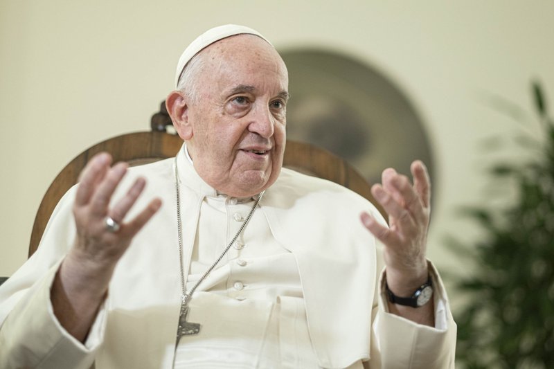 El Papa Francisco habla durante una entrevista con la plana mayor de la revista America en el Vaticano el 22 de noviembre de 2022. Durante la amplia entrevista, el Papa Francisco habló sobre la polarización en la iglesia, el papel de las mujeres, el ministerio de los obispos, y más. (CNS/Antonello Nusca, America Media)