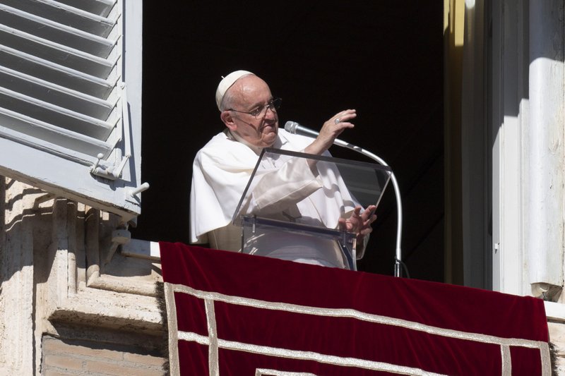 El Papa Francisco saluda a la multitud mientras dirige el Ángelus desde la ventana de su estudio con vistas a la Plaza de San Pedro en el Vaticano el 27 de noviembre de 2022. (CNS /Vatican Media)