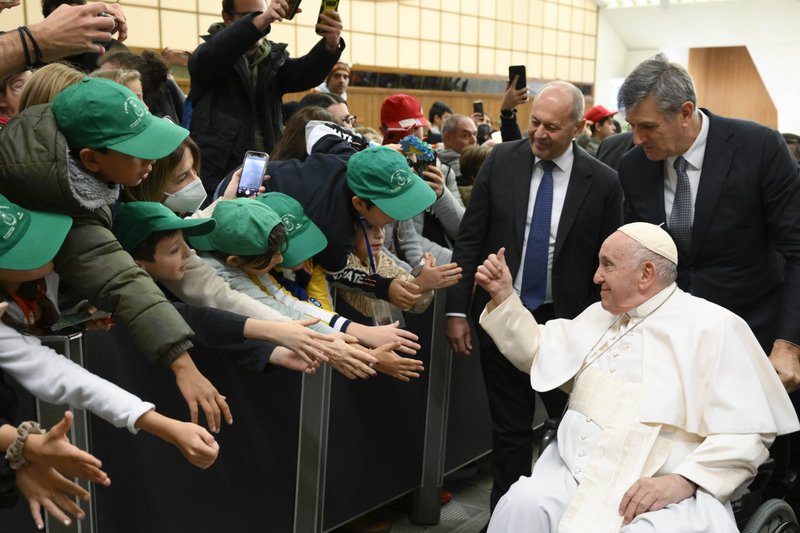 El Papa Francisco aplaude a los estudiantes al salir de una audiencia con jóvenes y profesores que participan en la Red Nacional de Escuelas por la Paz de Italia. En la audiencia del 28 de noviembre de 2022, el Papa dijo a los jóvenes que "sueñen en grande" como San Juan XXIII y el reverendo Martin Luther King Jr. (CNS /Vatican Media)