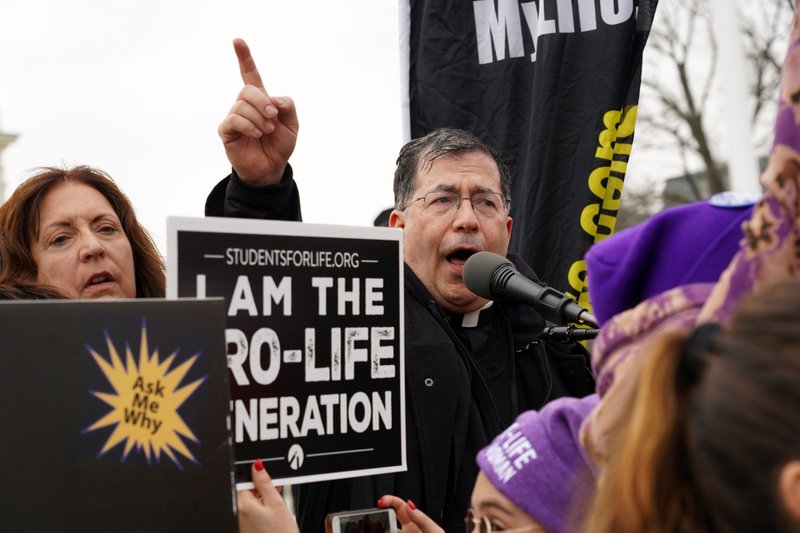 El padre Frank Pavone, director nacional de Sacerdotes por la Vida, habla frente a la Corte Suprema de Estados Unidos durante la 47ª Marcha anual por la Vida en Washington, D.C., el 24 de enero de 2020. (CNS/Gregory A. Shemitz, Long Island Catholic)