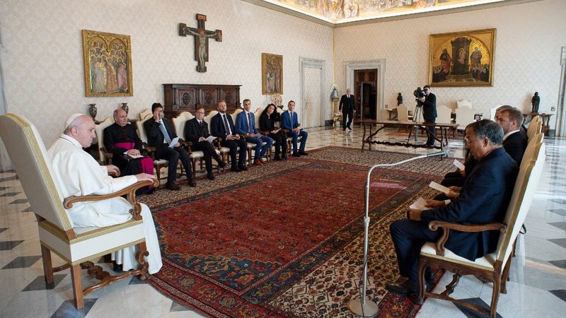 El Papa Francisco dirige una reunión con expertos de Moneyval, los evaluadores europeos de delitos financieros, en el Vaticano en esta foto de archivo del 8 de octubre de 2020. En un informe publicado el 9 de junio de 2021, Moneyval dijo que, si bien el Vaticano ha hecho progresos en la mejora de su supervisión financiera, los casos internos que involucran a funcionarios de "nivel medio y superior" han levantado "una bandera roja por posibles abusos." (CNS/Vatican Media)