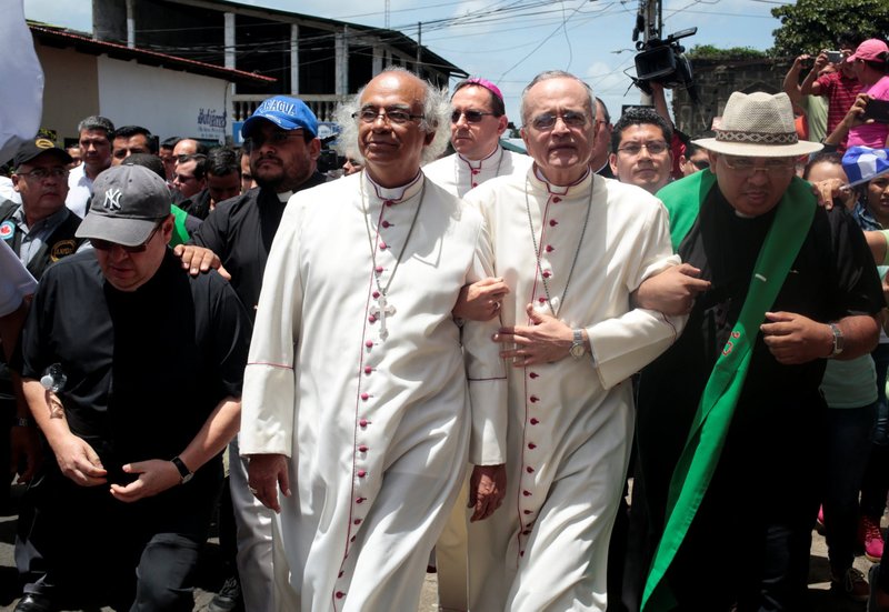 El cardenal Leopoldo Brenes Solorzano de Managua, Nicaragua, y el obispo auxiliar Silvio José Báez llegan a las protestas antigubernamentales en Diriamba el 9 de julio de 2018. Más tarde ese día, los dos prelados se encontraban entre los obispos y clérigos nicaragüenses atacados por grupos armados alineados con el gobierno de la ciudad. (CNS /Oswaldo Rivas, Reuters)