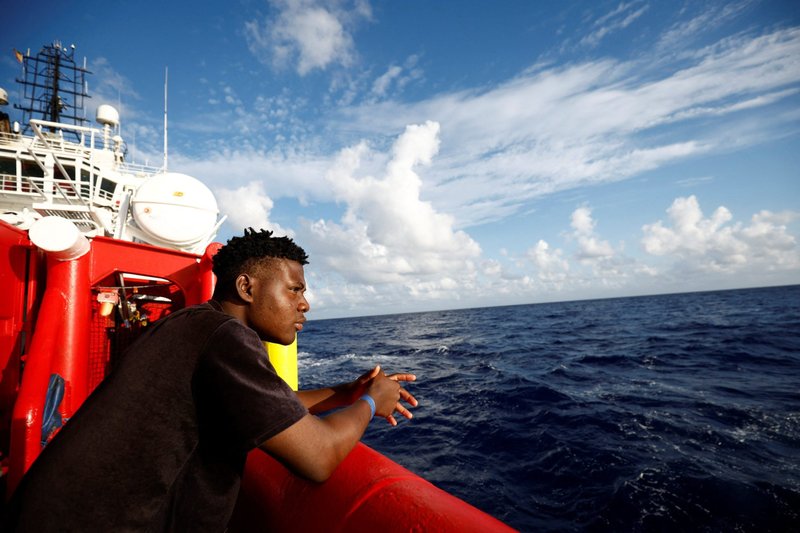 Evidence, un joven de Nigeria, mira el mar en su sexto día esperando un puerto seguro para desembarcar del bote de rescate de la ONG Proactiva Open Arms Uno en el mar Mediterráneo en esta foto de archivo del 22 de agosto de 2022. El papa Francisco dijo que los gobiernos no pueden y no deben tratar de detener la migración en el Mediterráneo, pero deben encontrar formas mejores y más coordinadas de manejar el movimiento de personas. (Foto CNS/Juan Medina, Reuters)