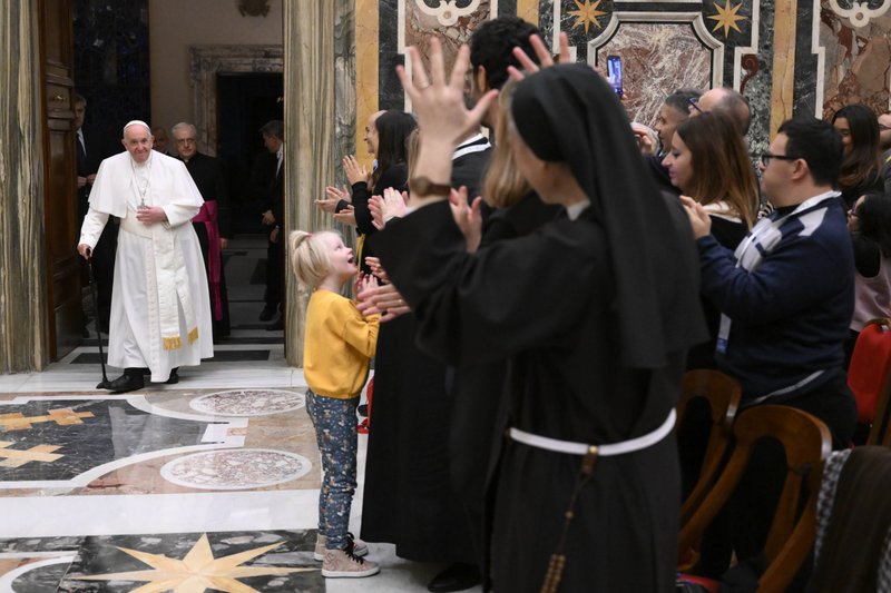 La gente saluda al Papa Francisco mientras llega a una audiencia con personas con discapacidad el 3 de diciembre de 2022, en la Sala Clementina del Vaticano. (CNS /Vatican Media)