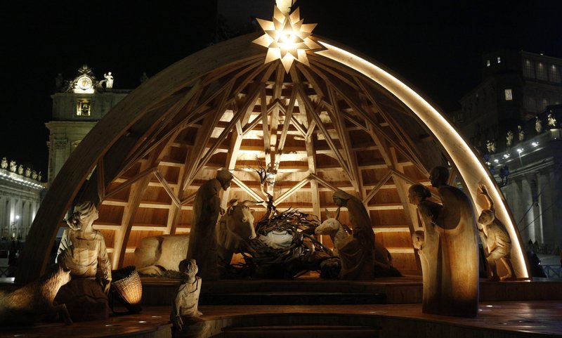 La escena de la Natividad es fotografiada en la Plaza de San Pedro después de una ceremonia de iluminación en el Vaticano el 3 de diciembre de 2022. (CNS /Paul Haring)