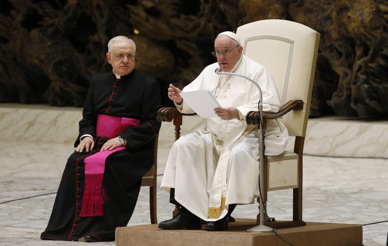 El Papa Francisco pronuncia su discurso durante su audiencia general en el aula Pablo VI del Vaticano el 7 de diciembre de 2022. En la foto también monseñor Leonardo Sapienza, funcionario de la prefectura de la Casa Pontificia. (CNS/Paul Haring)