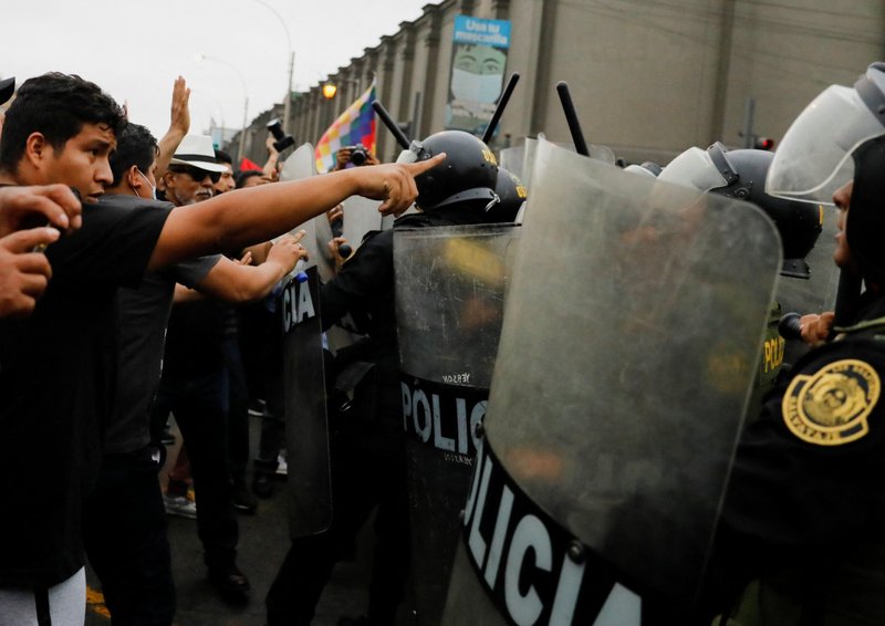 Manifestantes y policías chocan en Lima, Perú, el 7 de diciembre de 2022, luego de que el Congreso votara para destituir al presidente peruano Pedro Castillo. Los obispos de Perú ha pedido unidad nacional e instan a los ciudadanos a defender la democracia y el estado de derecho después de que Castillo anunciara que cerraría el Congreso y posteriormente fue acusado y arrestado. (Foto CNS/Alessandro Cinque, Reuters)