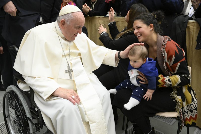 El papa Francisco saluda a un niño durante una audiencia con miembros del Movimiento de Trabajadores Cristianos de Italia en el aula Pablo VI del Vaticano el 9 de diciembre de 2022. Los problemas y necesidades de los trabajadores deben ser parte del trabajo y la preocupación de la iglesia, dijo el papa. (Foto CNS/Vatican Media)