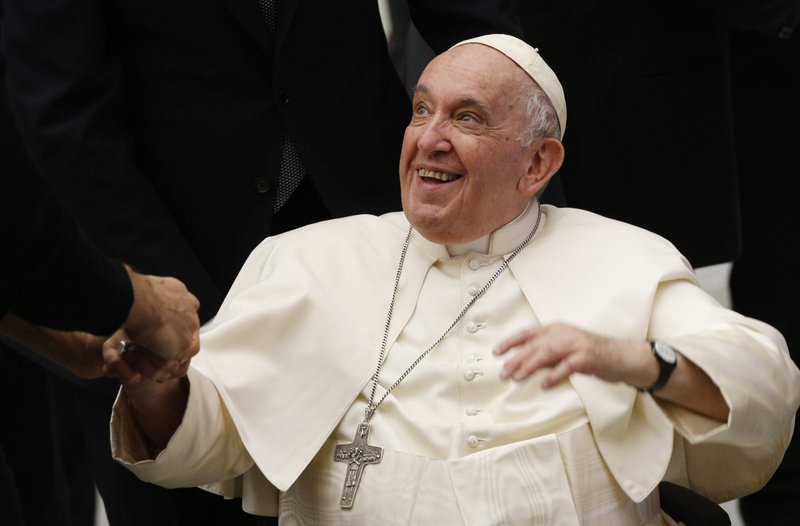 El Papa Francisco saluda a la gente durante su audiencia general en el aula Pablo VI del Vaticano el 14 de diciembre de 2022. (CNS /Paul Haring)