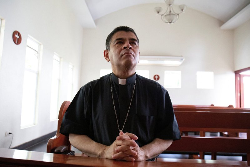 El obispo Rolando José Álvarez Lagos de Matagalpa, Nicaragua reza en una iglesia católica en Managua el 20 de mayo de 2022. El obispo Álvarez fue arrestado en agosto y fue acusado formalmente durante una cita judicial no anunciada el 13 de diciembre. (Foto CNS/Maynor Valenzuela, Reuters)