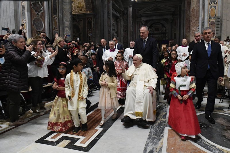 Niños acompañan al Papa Francisco en procesión hacia el Belén al término de la Misa de Nochebuena en la Basílica de San Pedro del Vaticano el 24 de diciembre de 2022. (CNS /Vatican Media)