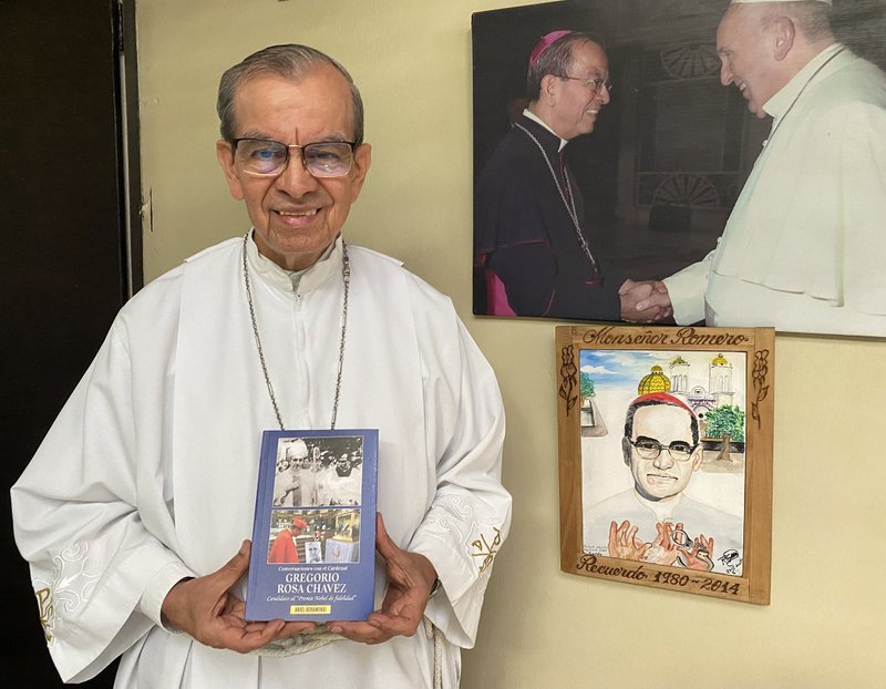 El cardenal salvadoreño Gregorio Rosa Chávez posa con una copia de un libro que aborda parte de medio siglo de su vida sirviendo a la Iglesia Católica en El Salvador el 16 de diciembre de 2022, en la parroquia de San Francisco de Asís en San Salvador. El cardenal dijo que quería dejar las cosas claras sobre una serie de asuntos históricos relacionados con la iglesia en el país, y lo hace en una larga entrevista con el padre boliviano Ariel Beramendi, quien vive en Roma, en el recientemente publicado "Conversaciones con el cardenal Rosa Chávez". (Foto CNS/Rhina Guidos)