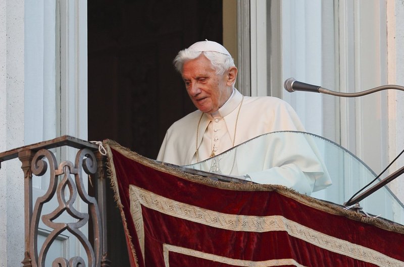 El Papa Benedicto XVI se aleja tras su última aparición pública como Papa en Castel Gandolfo, Italia, 28 de febrero de 2013. (CNS /Paul Haring)
