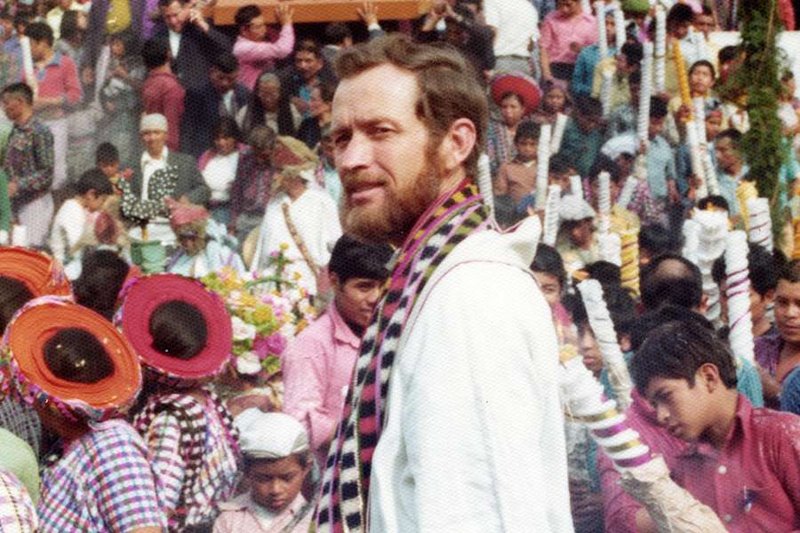 El beato Stanley Rother durante un carnaval (Cortesía de los Archivos de la Archidiócesis de Oklahoma City)