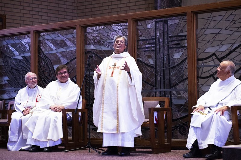 El obispo Alex Aclan en su misa de instalación como obispo auxiliar para la Región Pastoral de San Fernando en San José Obrero en Winnetka el 22 de septiembre de 2019. (Víctor Alemán)