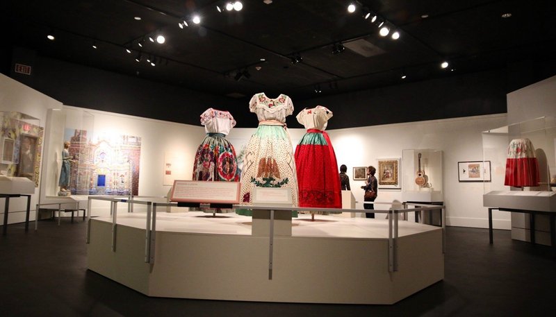 La exposición "Códigos de vestimenta" en el Museo Autry. (Jessica Franz vía Facebook @autrymuseum)