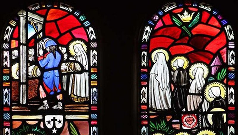 Vidrieras que representan a los "Mártires de Compiegne" en la Iglesia de Nuestra Señora del Monte Carmelo en Quidenham, Inglaterra. (Wikimedia Commons)