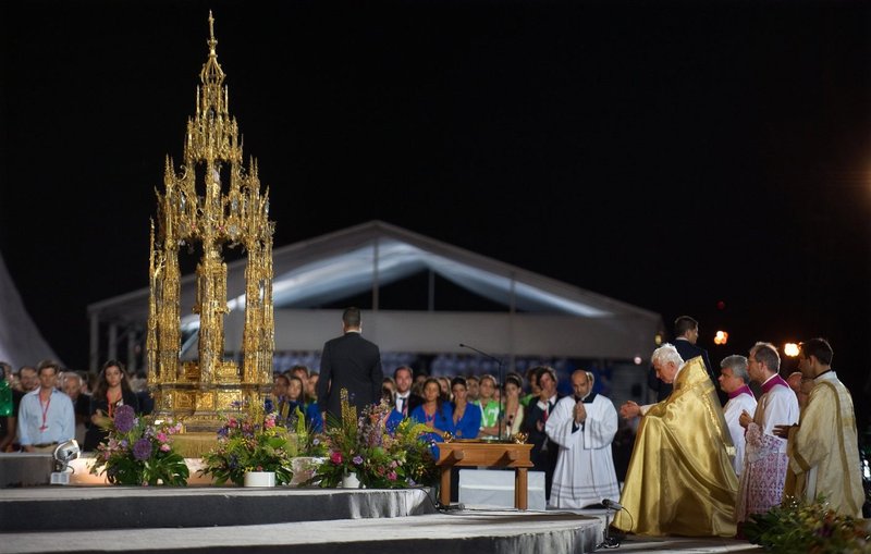 Los peregrinos se unen al Papa Benedicto XVI en la adoración eucarística durante la vigilia de oración de la Jornada Mundial de la Juventud en el aeródromo de Cuatro Vientos, en Madrid, el 20 de agosto de 2011. A pesar de soportar un aguacero durante la vigilia, cientos de miles de jóvenes de todo el mundo pasaron la noche en el campo abierto. (CNS /Alessia Giuliani, Catholic Press Photo)