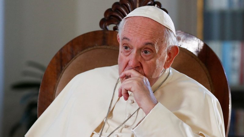 El Papa Francisco mira durante una entrevista exclusiva con Reuters en el Vaticano el 2 de julio de 2022. (CNS /Remo Casilli, Reuters)