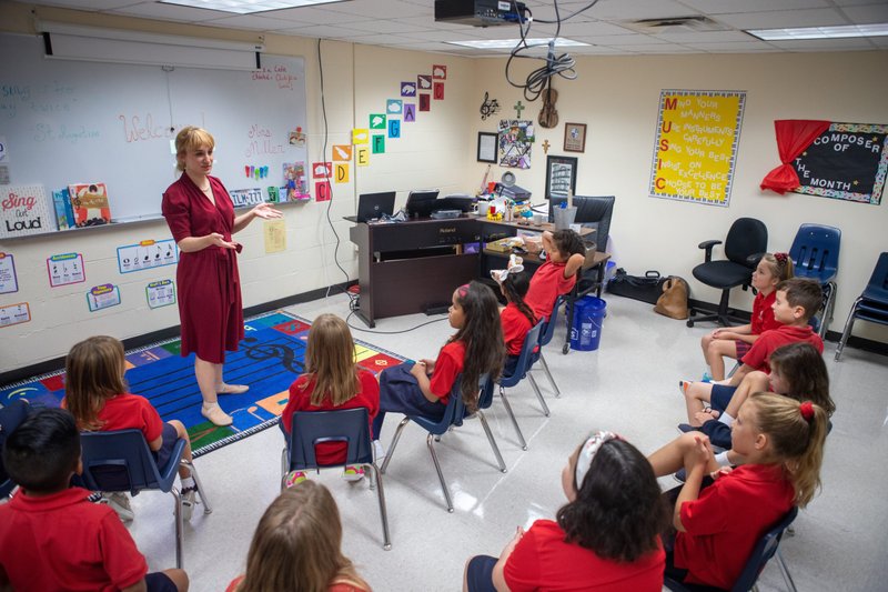 Megan Miller, maestra de música y directora de orquesta, enseña durante una sesión de clase el 12 de agosto de 2019 en la Escuela Católica St. Mary en League City, Texas. (Foto CNS/James Ramos, Noticias OSV)