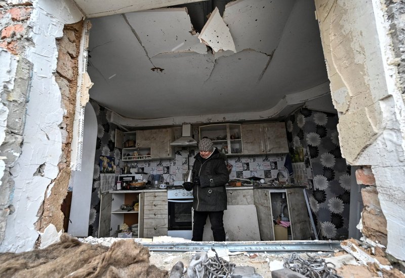 Una residente local, Liubov Onyschenko, en su casa, la cual fue gravemente dañada por un ataque de misiles rusos, en Kupriianivka, Ucrania, el 7 de diciembre de 2022. (Foto de CNS/Reuters)