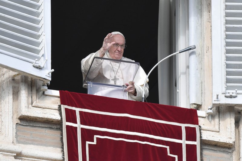 El Papa Francisco saluda a la multitud mientras dirige el Ángelus desde la ventana de su estudio con vistas a la Plaza de San Pedro en el Vaticano el 1 de enero de 2023. (CNS /Vatican Media)