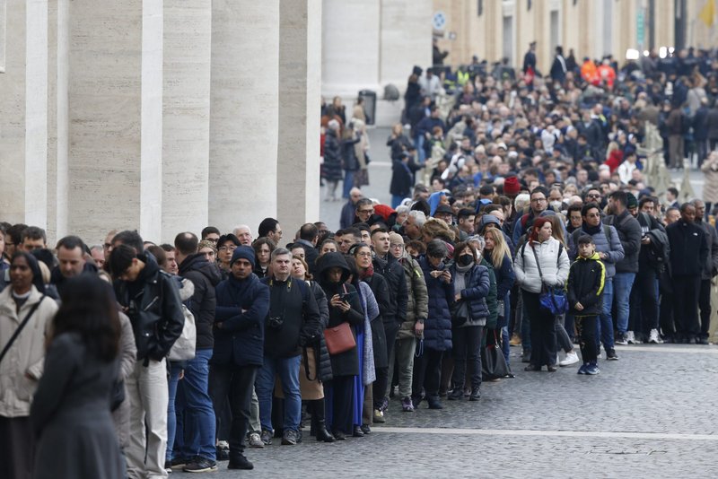 La gente hace cola para entrar en la Basílica de San Pedro para ver el cuerpo del Papa Benedicto XVI en el Vaticano el 2 de enero de 2023. (CNS /Paul Haring)