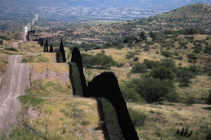 El muro fronterizo de Estados Unidos con México se ve desde Estados Unidos en Nogales, Arizona, el 12 de septiembre de 2018. El presidente de Estados Unidos, Joe Biden, planea visitar la frontera entre México y Estados Unidos, la primera visita a la frontera de su presidencia, cuando viaje a México el 9 y 10 de enero de 2023. (CNS/Adrees Latif, Reuters)