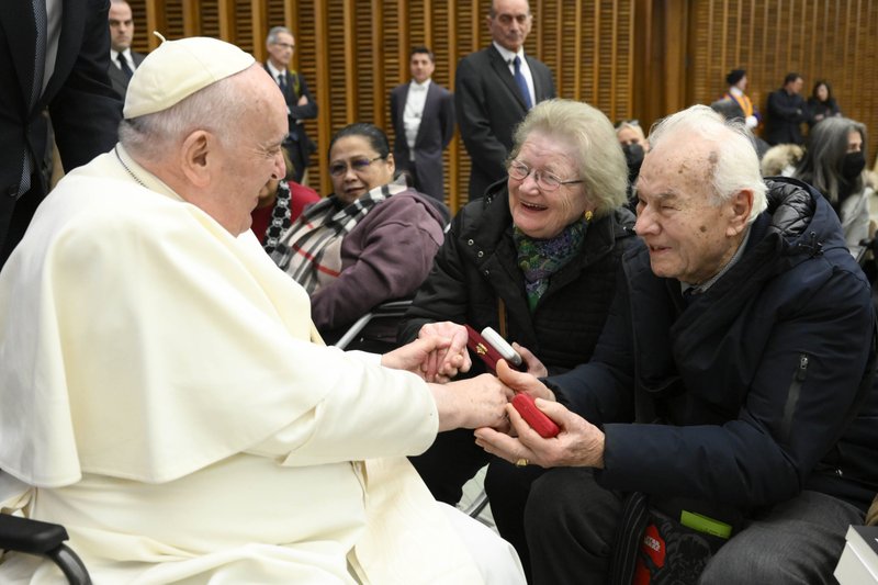 El papa Francisco saluda a Zea Daolio y Enzo Bellelli durante su audiencia general en el aula Pablo VI del Vaticano el 11 de enero de 2023. La pareja recibió la bendición del Papa por su 70 aniversario de matrimonio. (CNS /Vatican Media)