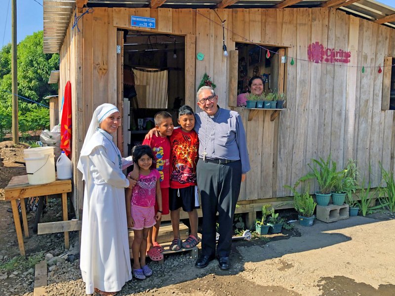 El obispo auxiliar de Brooklyn, Nueva York, Octavio Cisneros, posa con una religiosa y niños durante una visita en diciembre de 2018 al Refugio Papa Francisco en la diócesis de Escuintla, Guatemala. El ahora retirado obispo Cisneros es el presidente del Subcomité de la Conferencia de Obispos Católicos de Estados Unidos sobre la Iglesia en América Latina. (CNS /cortesía del Obispo Octavio Cisneros)