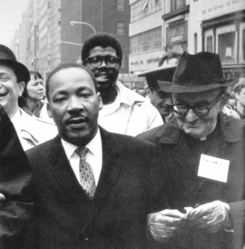 El Dr. Martin Luther King Jr. y Monseñor Charles Owen Rice marchan hacia las Naciones Unidas en Nueva York en esta foto de abril de 1967. En 1983, el Congreso declaró día festivo federal al Dr. King y fijó la celebración anual para el tercer lunes de enero. (OSV News /Pittsburgh Catholic)
