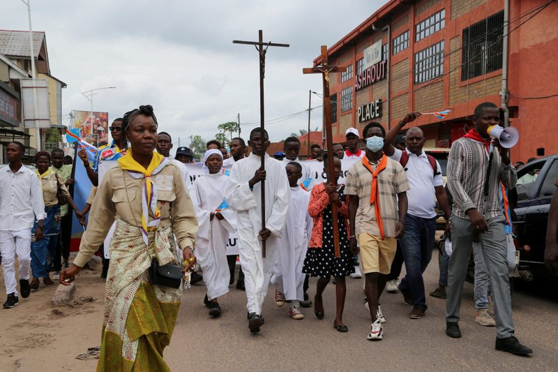 Manifestantes marchan durante una protesta de las iglesias católica y protestante de la República Democrática del Congo contra la escalada de violencia en Kinshasa el 4 de diciembre de 2022. El 15 de enero de 2023, la violencia golpeó mortalmente a los cristianos en África: un sacerdote católico murió quemado en el norte de Nigeria y 17 cristianos murieron en una explosión en el este de la República Democrática del Congo. (OSV News/Justin Makamgara, Reuters)