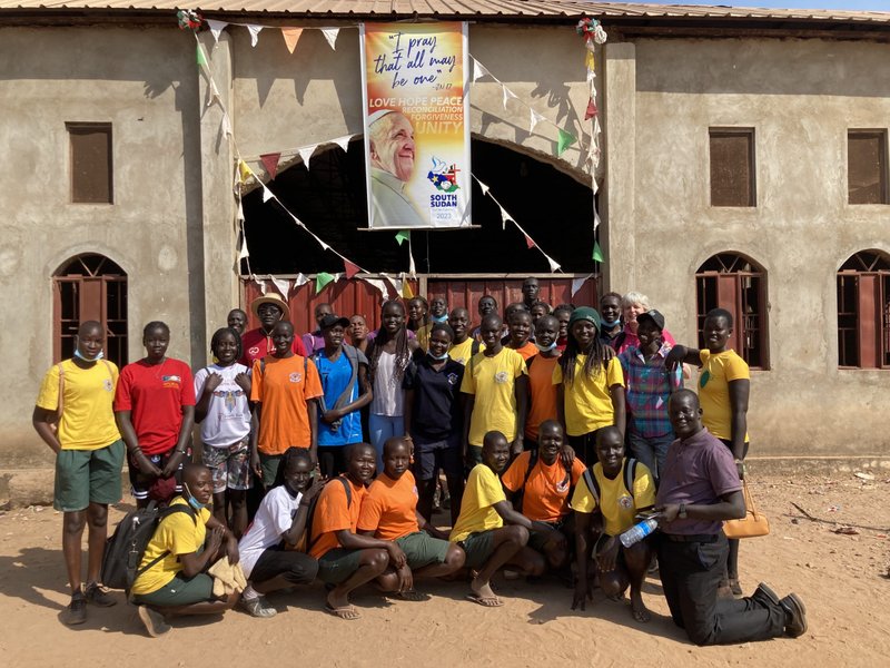 Estudiantes de la Escuela Secundaria Loreto y de grupos de justicia y paz de la Diócesis de Rumbek, Sudán del Sur, posan para una foto durante su caminata de entrenamiento en Rumbek el 14 de enero de 2023, en preparación para una peregrinación de nueve días, caminando a Juba para la visita del Papa Francisco del 3 al 5 de febrero. (CNS/cortesía de la hermana Orla Treacy)