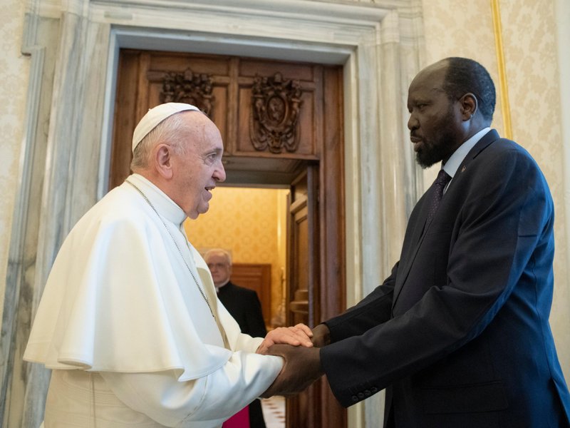 El papa Francisco estrecha la mano del presidente de Sudán del Sur, Salva Kiir, durante una audiencia privada en el Vaticano en esta foto de archivo del 16 de marzo de 2019. El papa visitará Sudán del Sur del 3 al 5 de febrero de 2023, en un viaje que también le llevará al Congo. (Foto OSV News/Vatican Media)