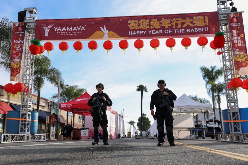Agentes de policía vigilan la escena del crimen en Monterey Park, California, el 22 de enero de 2023, después de un tiroteo que desencadenó una persecución del sospechoso en el quinto asesinato en masa de la nación este mes. El tiroteo dejó al menos 10 muertos y otros 10 heridos a última hora del 21 de enero, en un barrio donde miles de personas asistieron a las festividades en vísperas del Año Nuevo Lunar. (Foto de OSV News/Mike Blake, Reuters)
