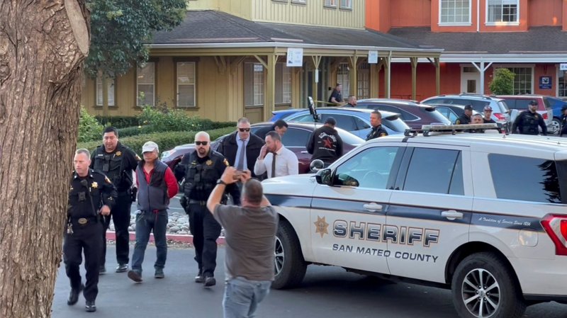 Agentes de policía en Half Moon Bay, California, detienen a un hombre que las fuerzas del orden creen que es el sospechoso del tiroteo masivo de Half Moon Bay el 23 de enero de 2023, en esta captura de pantalla tomada de un vídeo en las redes sociales. Al menos siete personas murieron y una resultó herida de gravedad ese día en dos tiroteos en dos lugares distintos de la pequeña comunidad costera de la bahía de San Francisco, según las autoridades. Fue el segundo tiroteo masivo del estado en 48 horas. (Foto OSV News/Kati McHugh, redes sociales vía Reuters)