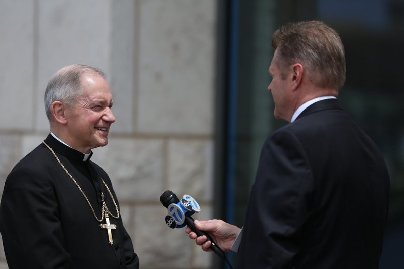 Un reportero de ABC News entrevista al obispo Thomas J. Paprocki de Springfield, Illinois, fuera de un hotel de Baltimore durante la asamblea general de primavera de la Conferencia de Obispos Católicos de Estados Unidos el 12 de junio de 2019. El Papa Francisco en su mensaje para la Jornada Mundial de las Comunicaciones Sociales del 24 de enero, dijo que los medios de comunicación y el campo de las comunicaciones necesitan ejercer más amabilidad y compartir la verdad con caridad. (OSV News/CNS file, Bob Roller)
