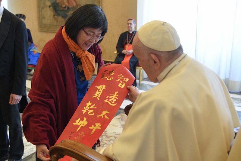 El Papa Francisco recibe un regalo de una participante en la conferencia "Mujeres construyendo una cultura del encuentro interreligioso", durante una audiencia en el Vaticano el 26 de enero de 2023. Mujeres de 12 religiones asistieron a la conferencia, compartiendo sus experiencias de diálogo interreligioso. (CNS /Vatican Media)