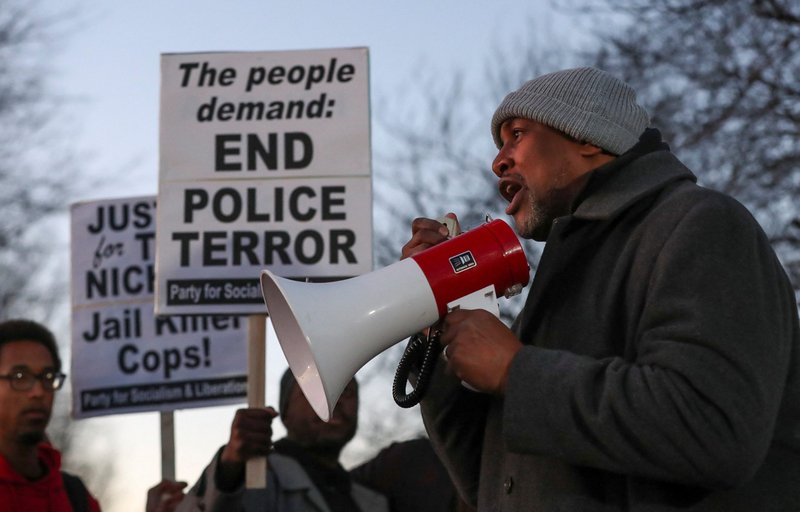 Un hombre habla a través de un megáfono durante una protesta en Memphis, Tennessee, el 27 de enero de 2023, el día de la publicación del vídeo que muestra a agentes de policía golpeando a Tyre Nichols, el joven negro que murió a consecuencia de un control de tráfico realizado por agentes de policía de Memphis. (Foto OSV News/Alyssa Pointer, Reuters)